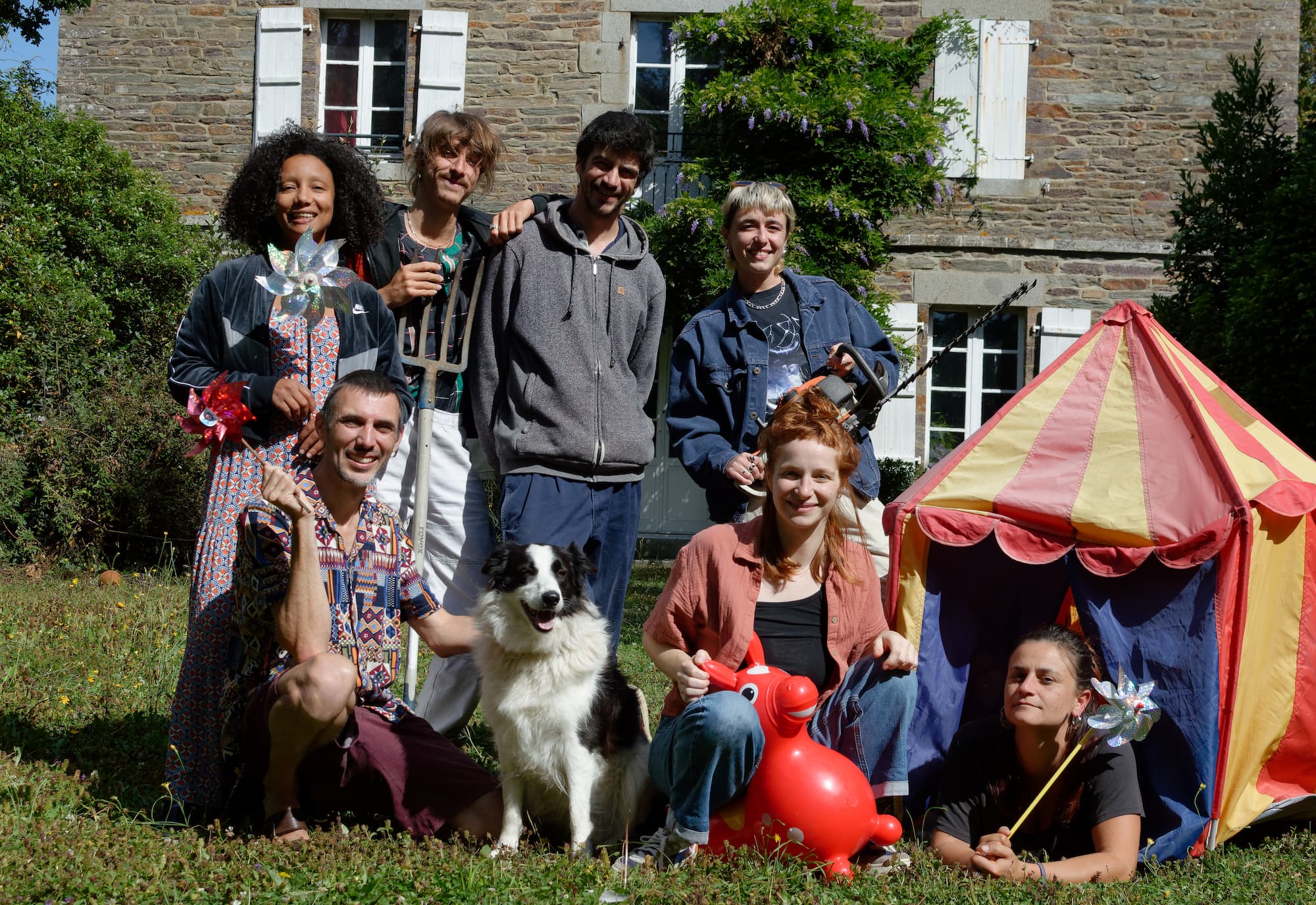 Photo d'équipe, collectif des Fertais, décor de cirque