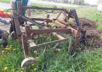 Machine agricole (herse)